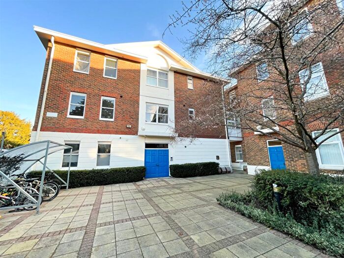 1 Bedroom Flat To Rent In Heath Square, Haywards Heath, RH16