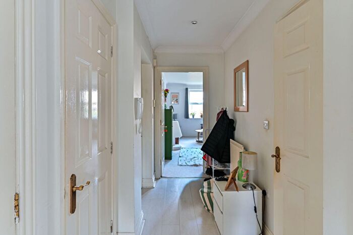 2 Bedroom Flat To Rent In The White House, Tooting, London, SW17