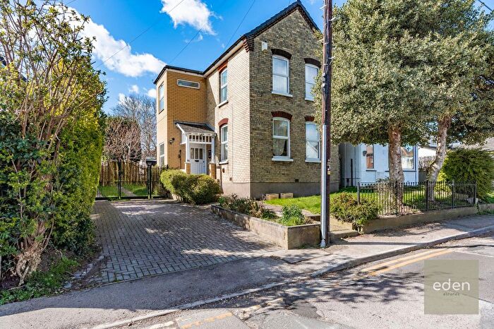 3 Bedroom Detached House For Sale In Mount Road, Rochester, ME1