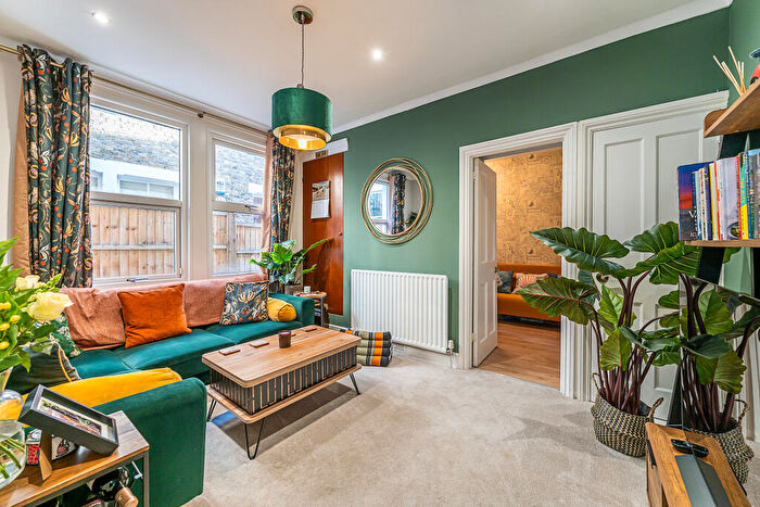 3 Bedroom Maisonette For Sale In Yukon Road, London, SW12