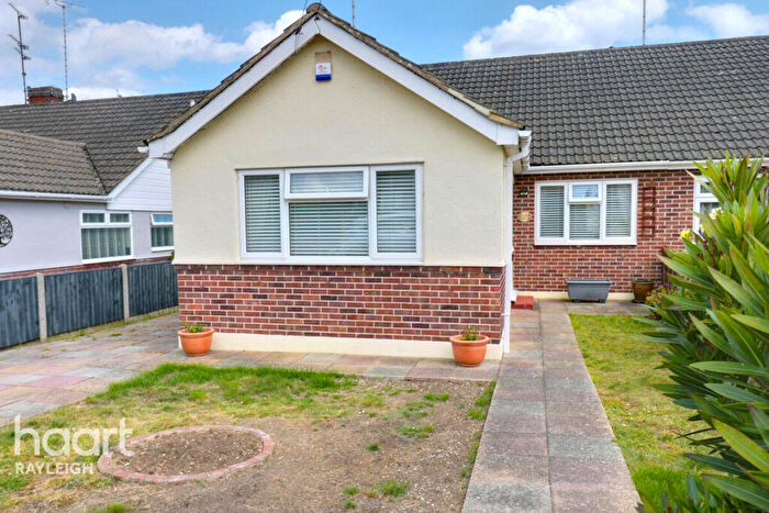 3 Bedroom Semi-Detached Bungalow For Sale In Grovewood Avenue, Leigh-On-Sea, SS9