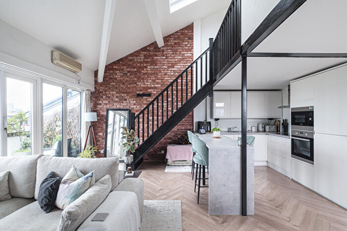 2 Bedroom Flat For Sale In Manhattan Building, Bow, E3
