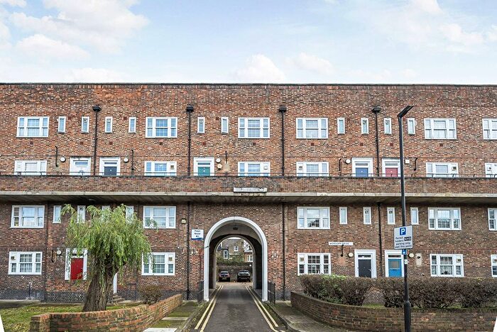 3 Bedroom Flat To Rent In Worsopp Drive, Clapham, London, SW4