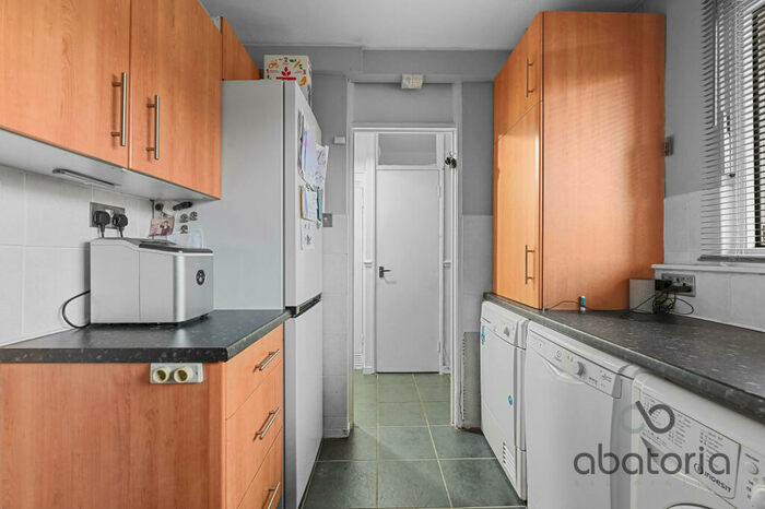 3 Bedroom Terraced House For Sale In Wyllen Close, London, E1