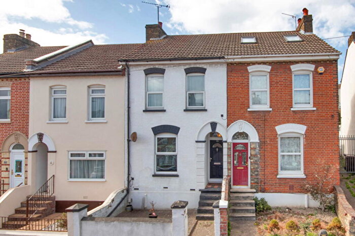 3 Bedroom Terraced House For Sale In Gordon Road, Rochester, ME2