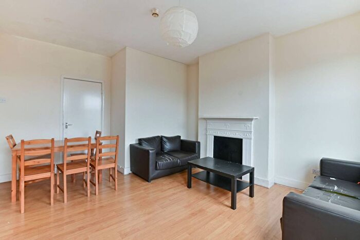 2 Bedroom Flat To Rent In Willesden Green, Cricklewood, London, NW2