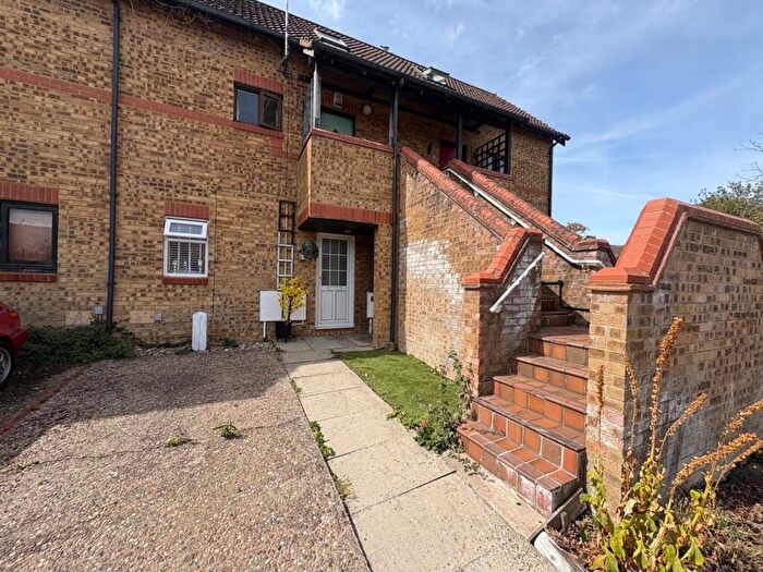 1 Bedroom Flat For Sale In Rhuddlan Close, Shenley Church End, MK5