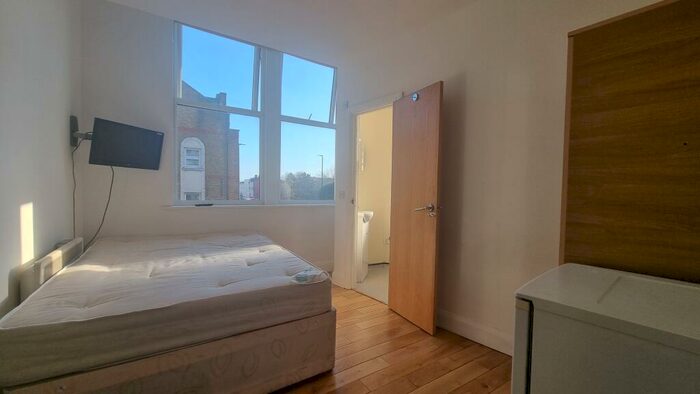 Flat To Rent In Holloway Road, London, N19