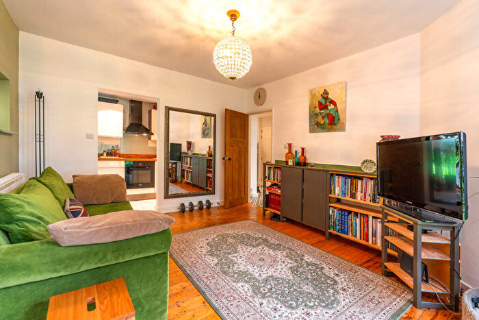 2 Bedroom Flat For Sale In Oakeshott Avenue, London, N6