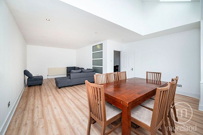 3 Bedroom Flat To Rent In Sycamore Court, - Russell Parade, Golders Green Road, London, NW11