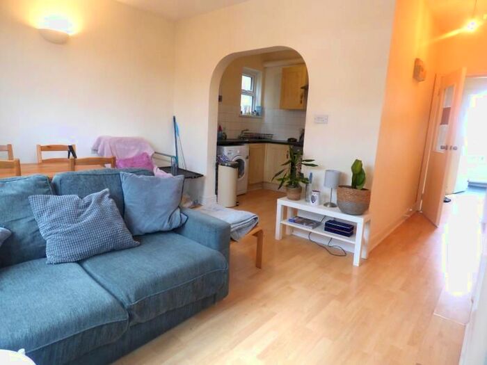 3 Bedroom Flat To Rent In Thornton Avenue, London, SW2