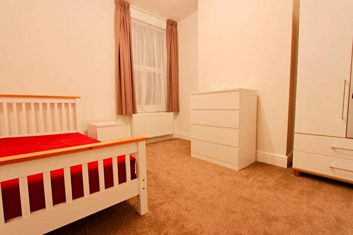 4 Bedroom End Of Terrace House To Rent In Warwick Road, London, N11