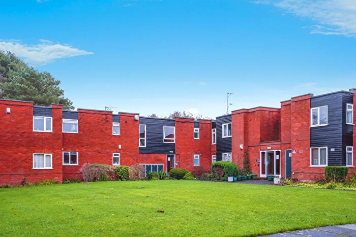 2 Bedroom Apartment For Sale In Blackmoor Court, Leeds, LS17