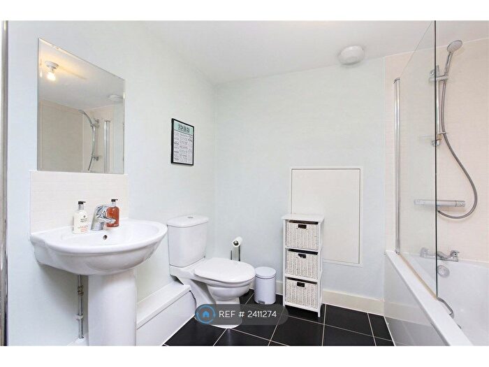 3 Bedroom Flat To Rent In Limerick Close, London, SW12