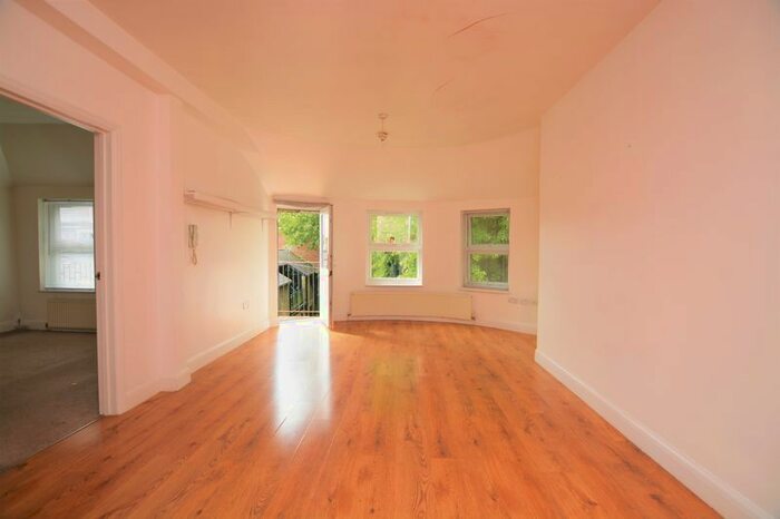 1 Bedroom Flat To Rent In Amersham Hill, High Wycombe, HP13