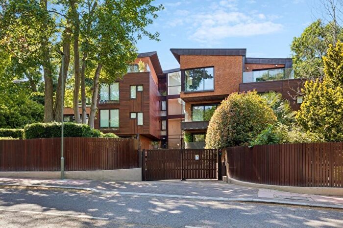 3 Bedroom Apartment For Sale In Oak Lodge, London, NW3