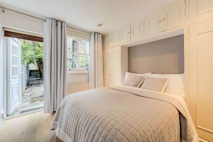 2 Bedroom Flat To Rent In Eardley Crescent, Earls Court, London, SW5