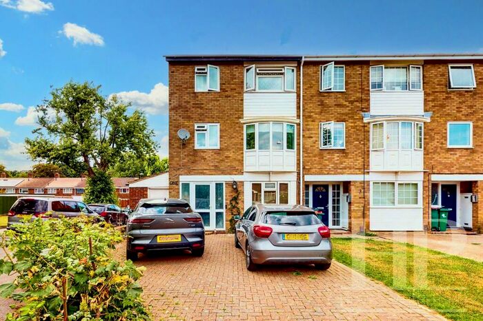5 Bedroom Town House To Rent In Aintree Road, Crawley, RH10