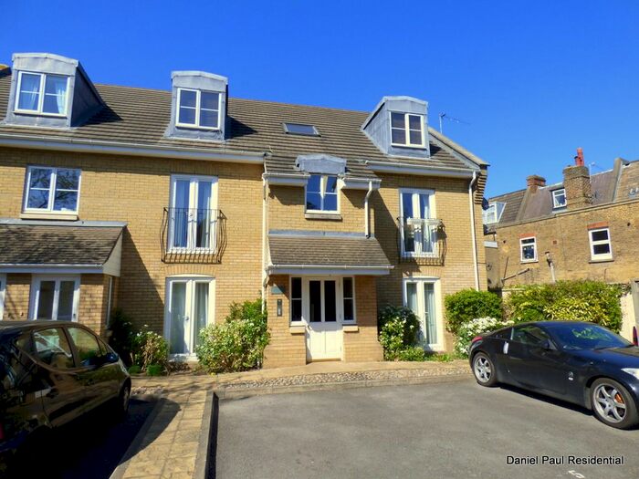 1 Bedroom Flat To Rent In Fulmar Close, Surbiton, KT5