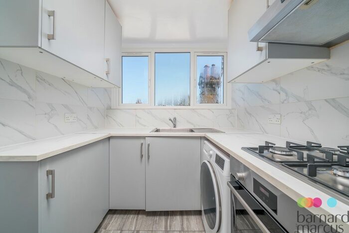 3 Bedroom Flat To Rent In Oakleigh Park North, London, N20