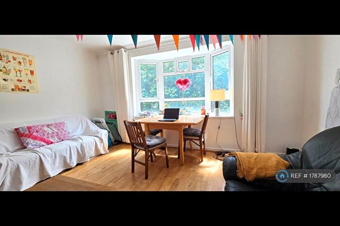3 Bedroom Flat To Rent In Vince Court, London, N1