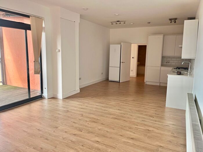 3 Bedroom Flat To Rent In Ballards Lane, London, N12