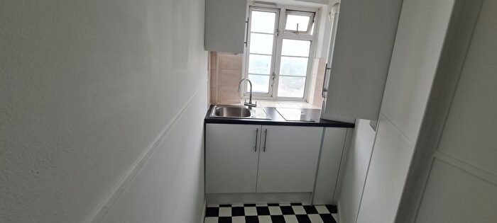 1 Bedroom Flat To Rent In Ashford Court, Ashford Road, Cricklewood, NW2