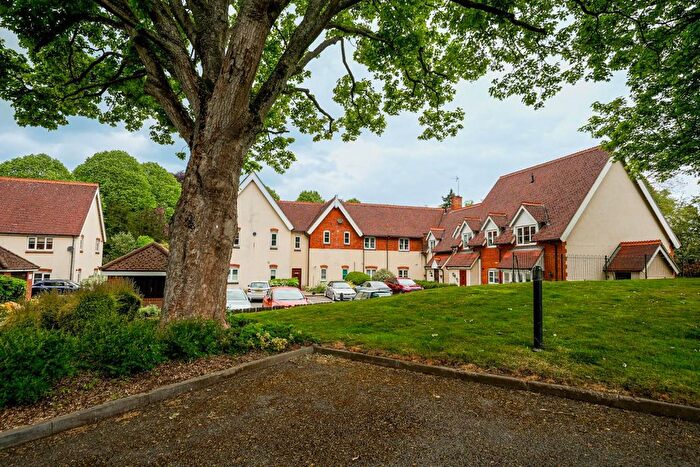 2 Bedroom Flat For Sale In Woburn Road, Heath And Reach, Leighton Buzzard, LU7
