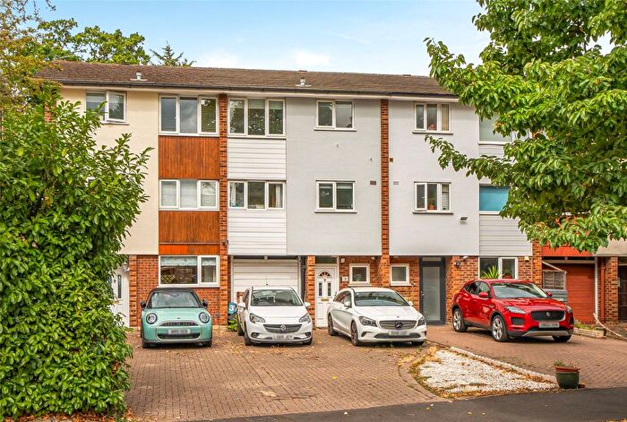 3 Bedroom Terraced House For Sale In The Avenue, Worcester Park, KT4