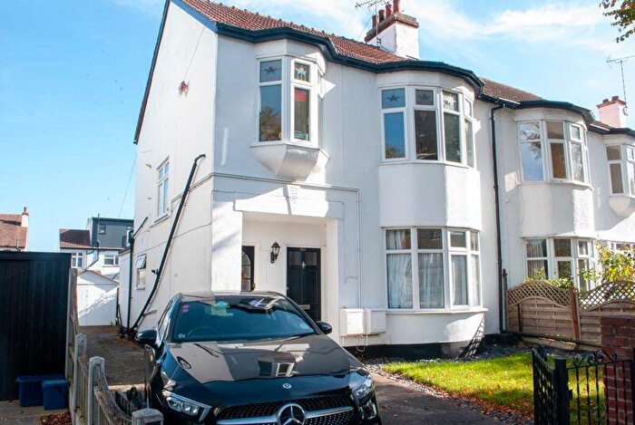 1 Bedroom Flat For Sale In Scarborough Drive, Leigh-On-Sea, Essex, SS9
