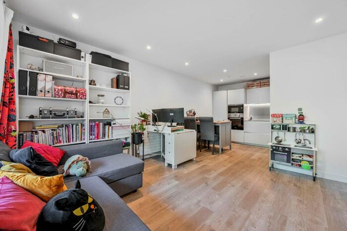 2 Bedroom Flat To Rent In Purbeck Gardens, Lower Sydenham, London, SE26