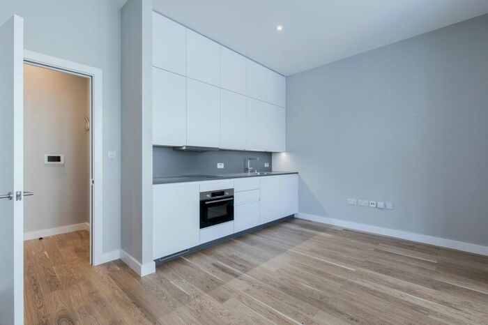 Flat To Rent In Flat Heathfield Park, NW2