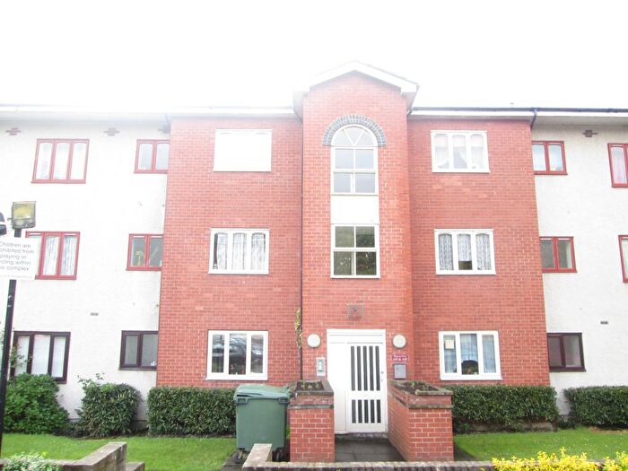 3 Bedroom Flat To Rent In Regency Court, Bradford, West Yorkshire, BD8