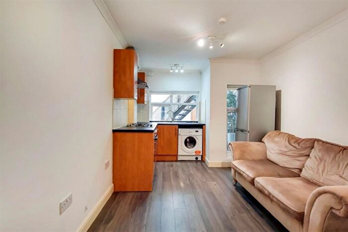 2 Bedroom Flat To Rent In North End Road, Fulham, SW6
