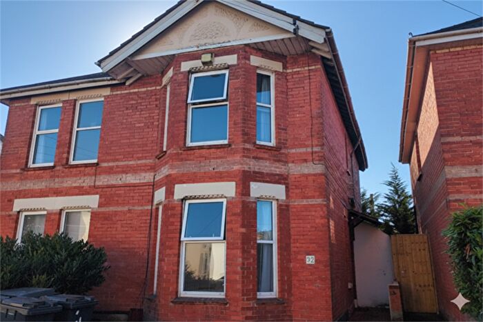 3 Bedroom Flat To Rent In Bedroom Ground Floor Flat In Charminster, BH3