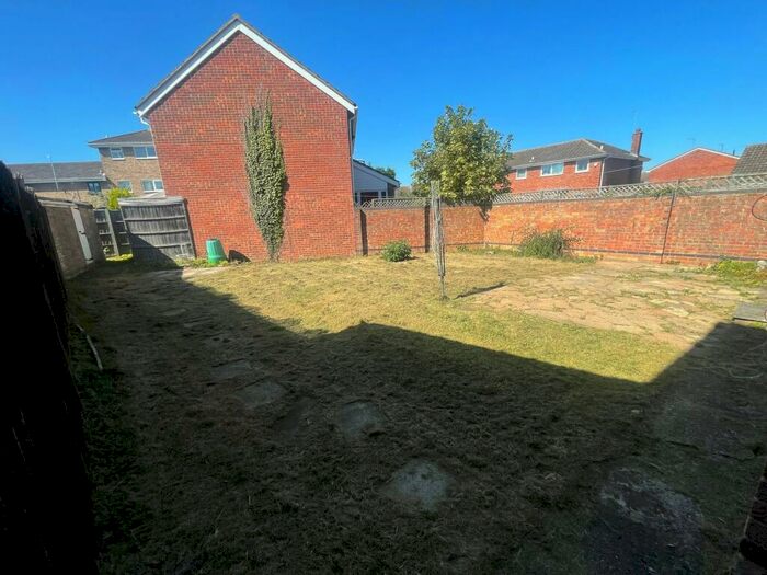 3 Bedroom Detached House For Sale In Owl End Walk, Yaxley, PE7