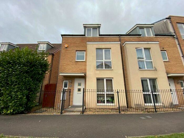 4 Bedroom Town House To Rent In Eighteen Acre Drive, Bristol, BS34