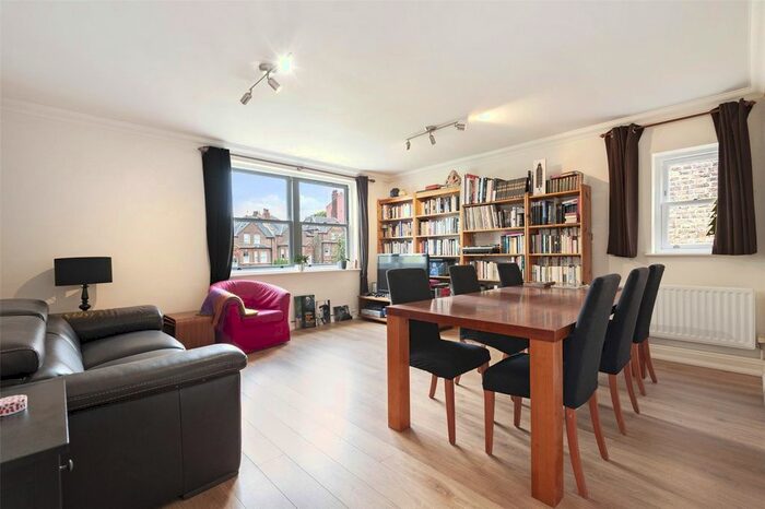 3 Bedroom Flat To Rent In Belsize Avenue, London, NW3