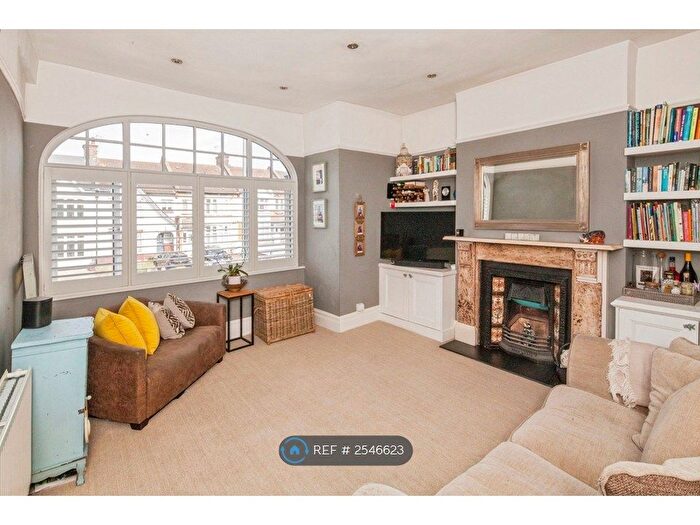 4 Bedroom Flat To Rent In London, London, SW16