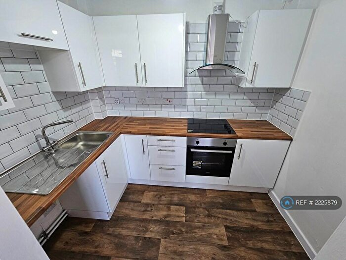 2 Bedroom Flat To Rent In Broadstone Hall Road South, Stockport, SK5