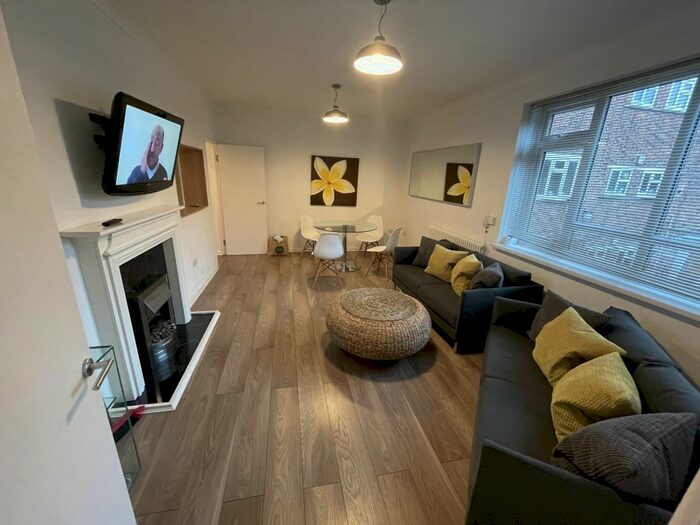 3 Bedroom Flat To Rent In Abbott House, Nightingale Lane, London, SW12