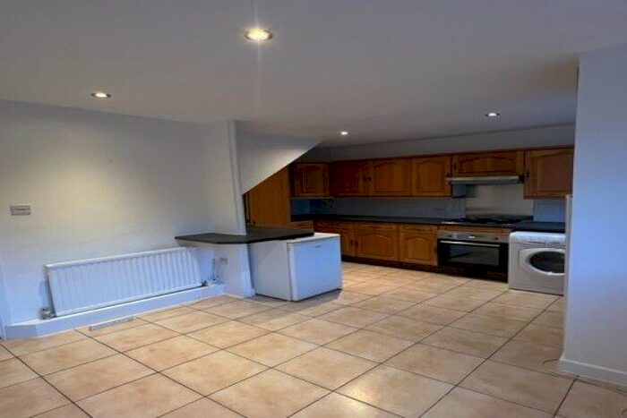 2 Bedroom Flat To Rent In Cumberland Close, Twickenham, TW1
