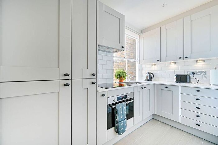 2 Bedroom Flat To Rent In Bolingbroke Road, Brook Green, London, W14