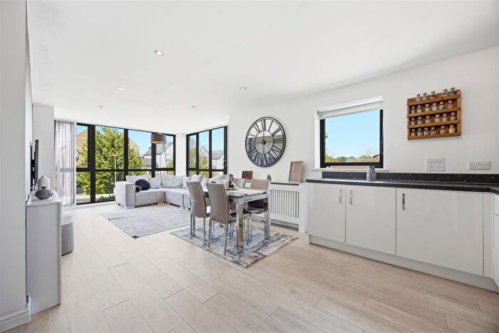 2 Bedroom Flat For Sale In Dyson Drive, Uxbridge, UB10