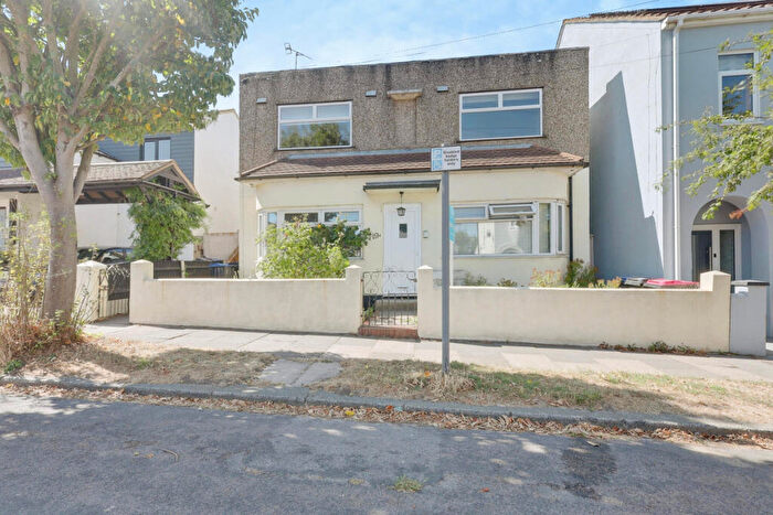 3 Bedroom Apartment For Sale In Grange Park Drive, Leigh-on-sea, SS9