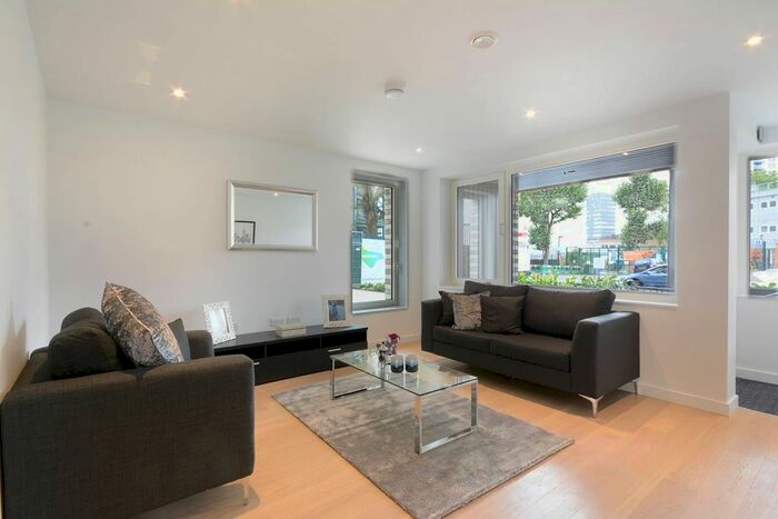 3 Bedroom Flat To Rent In Heygate Street, Elephant And Castle, SE17