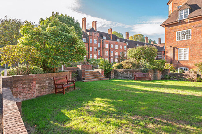 3 Bedroom Flat For Sale In Hampstead Way, Hampstead Garden Suburb, London, NW11