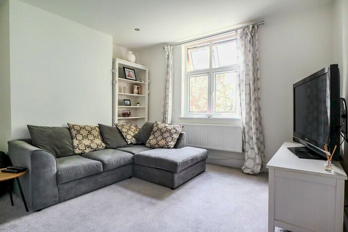 2 Bedroom Flat To Rent In Carlton Road, Harpenden, AL5
