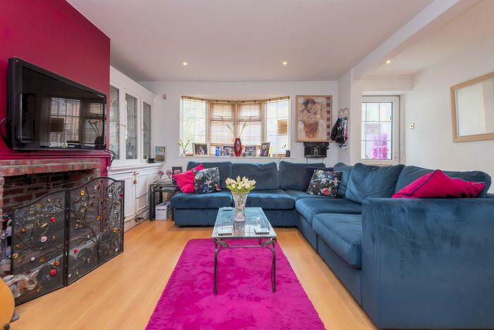 2 Bedroom Flat To Rent In Daubeney Road, London, E5