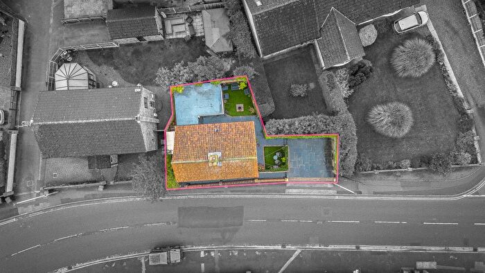 4 Bedroom Detached House For Sale In York Road, Barlby, North Yorkshire, YO8